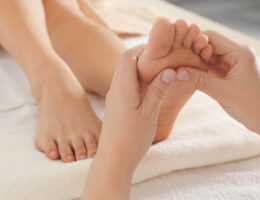 4 étapes pour réussir un massage des pieds par réflexologie plantaire